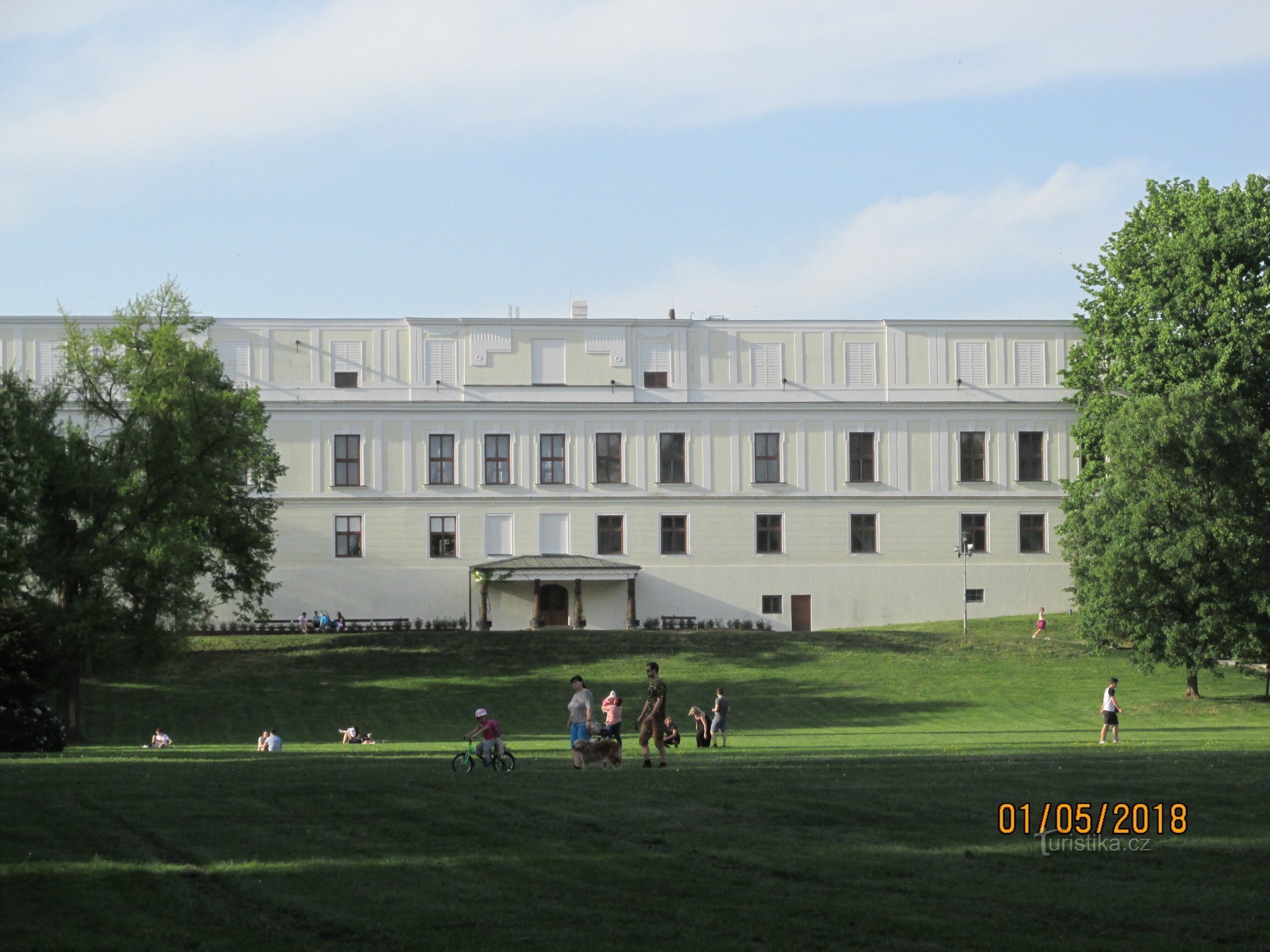 Herdenkingsboom in het kasteelpark Frištát