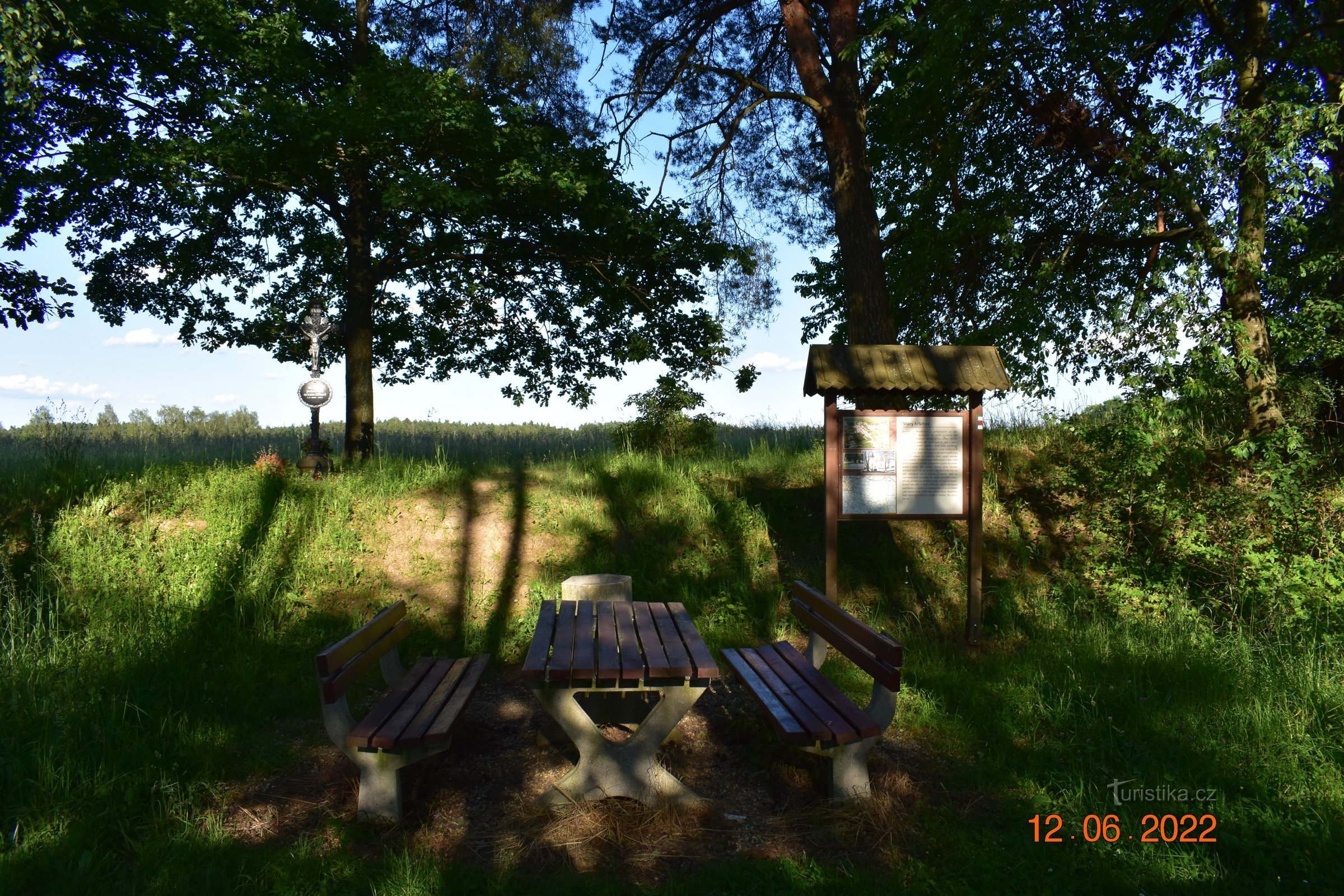 Mindeskilt Gammel kirkegård og hvilested