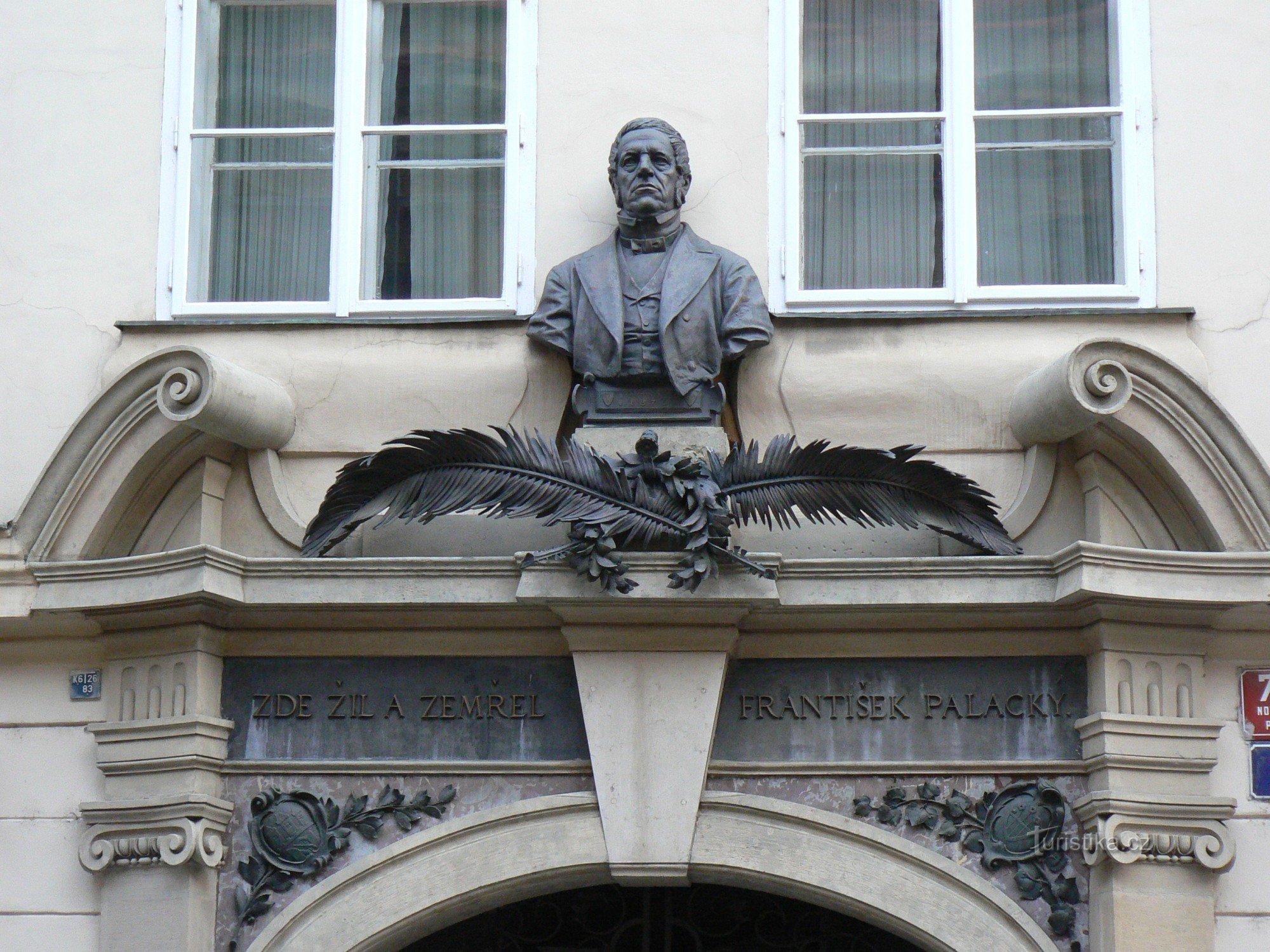 Spominska plošča in doprsni kip Františka Palackega