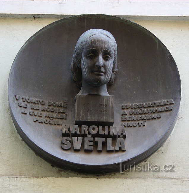 placă memorială și bustul Karolinei Světlá