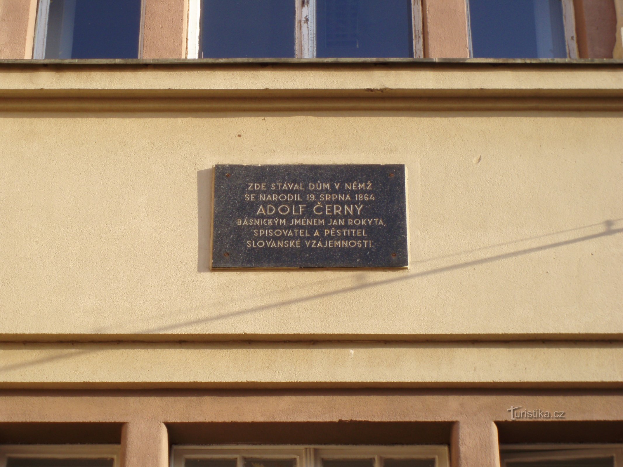 Tấm bảng tưởng niệm Adolf Černý tại số 121 (Hradec Králové, 28.2.2011/XNUMX/XNUMX)