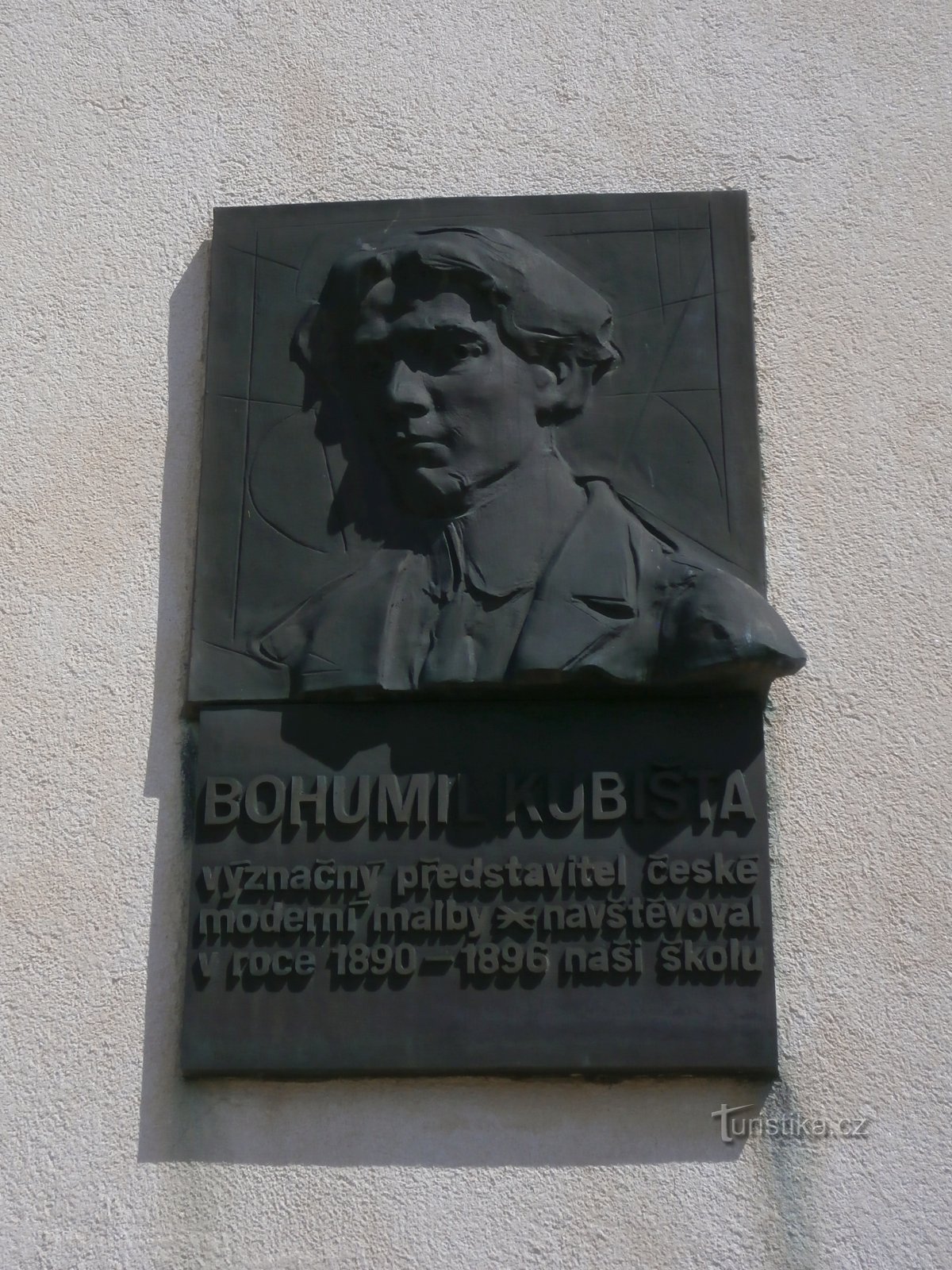 Gedenkplaat voor Bohumil Kubišt op de school in Praskačka