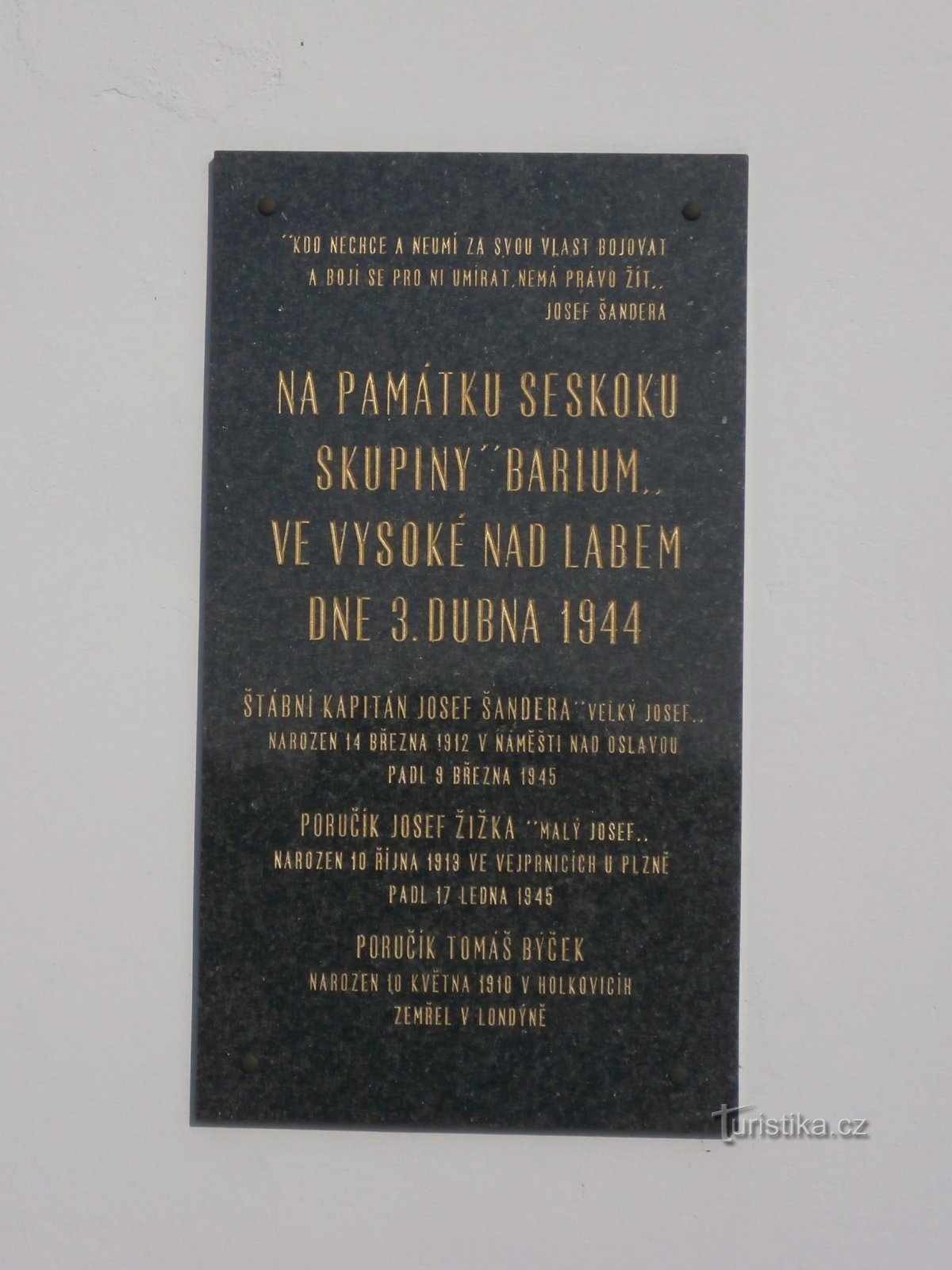 Placă memorială pentru membrii parașutistilor