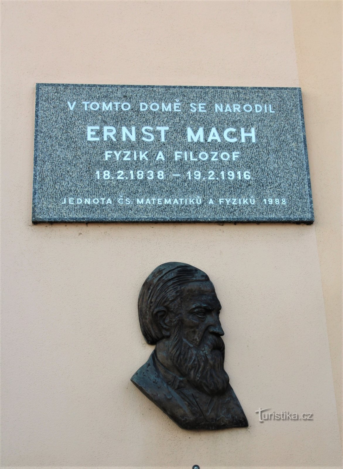 Placa comemorativa de Ernst Mach no edifício do castelo