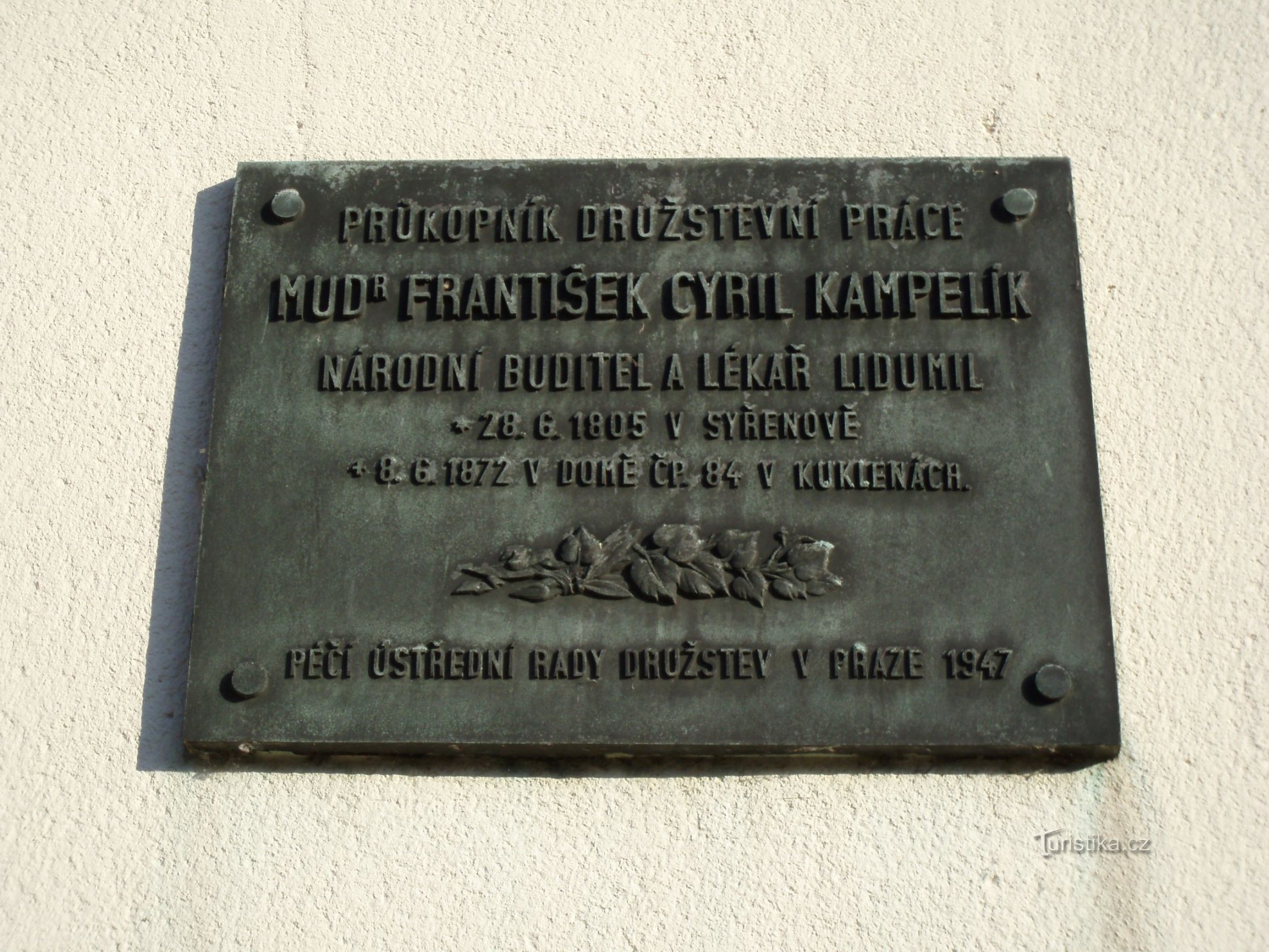 FC Kampelíkin muistolaatta rakennuksessa nro 84 Pražská třídassa (Hradec Králové,
