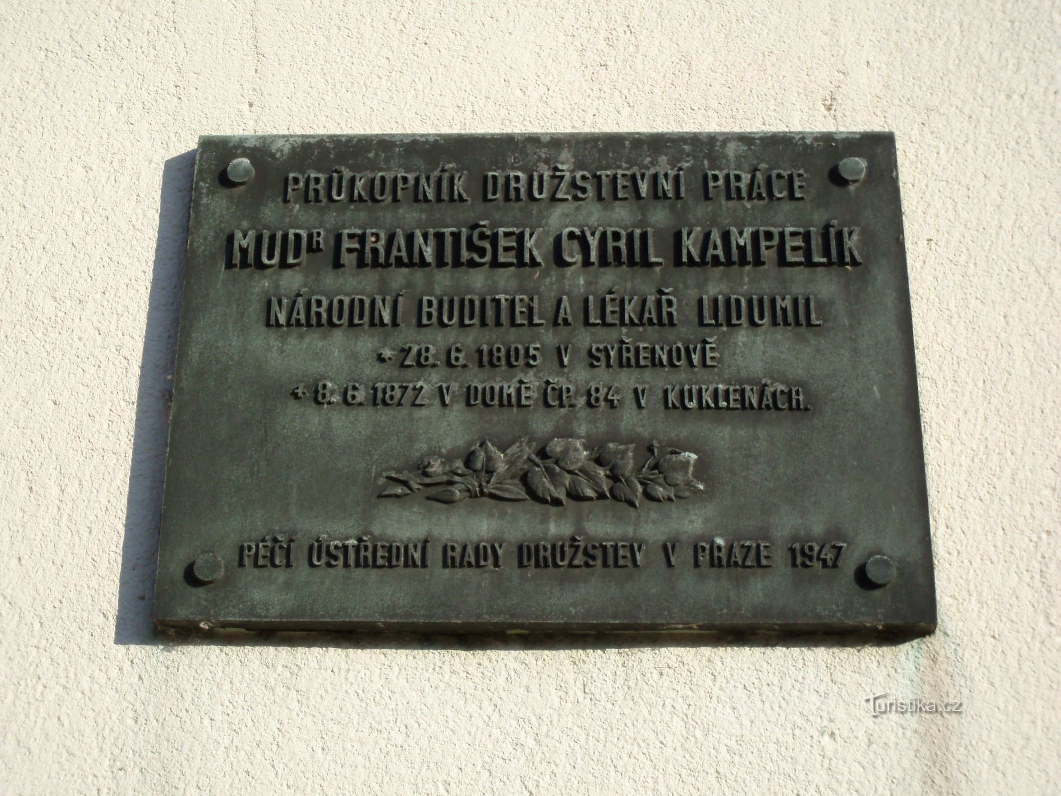 Мемориальная доска футбольному клубу Кампелик на доме № 84 в Пражской тржиде (Градец Кралове,