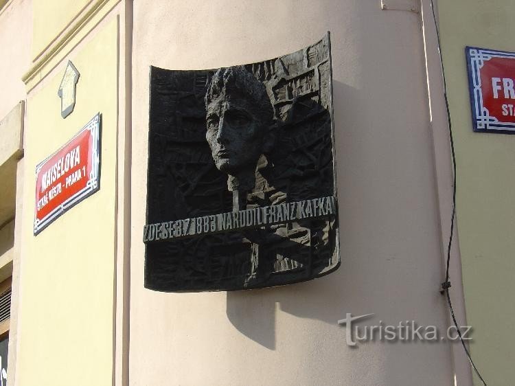 plaque commémorative à F. Kafka: Kafka est né dans une maison au coin des rues Maiselova et Kaprova