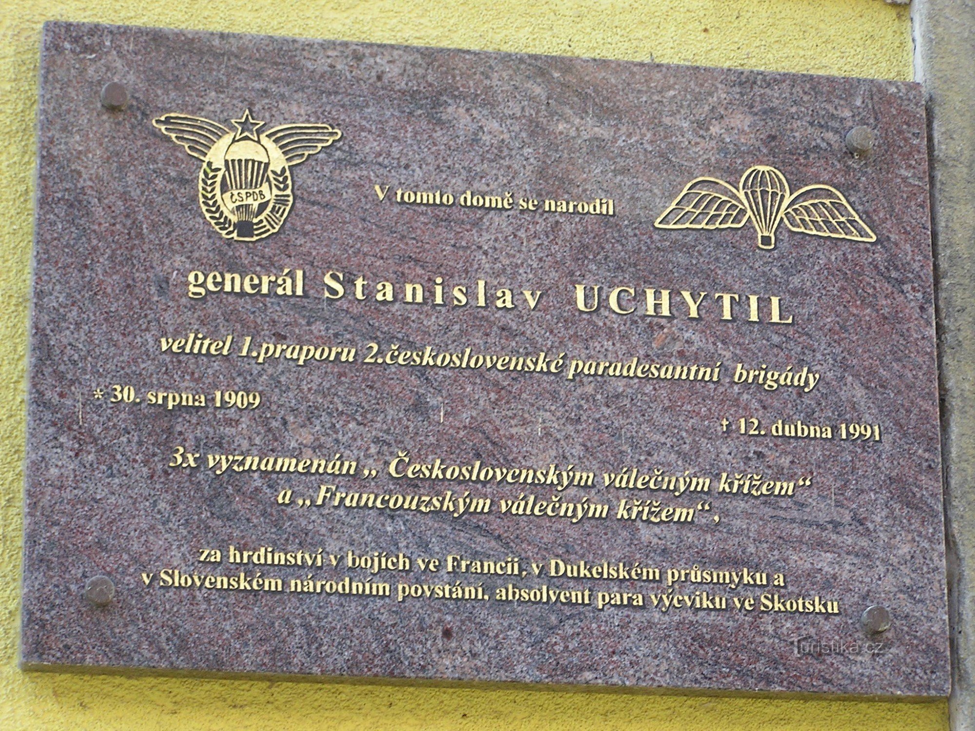 plaque commémorative du général Uchytil