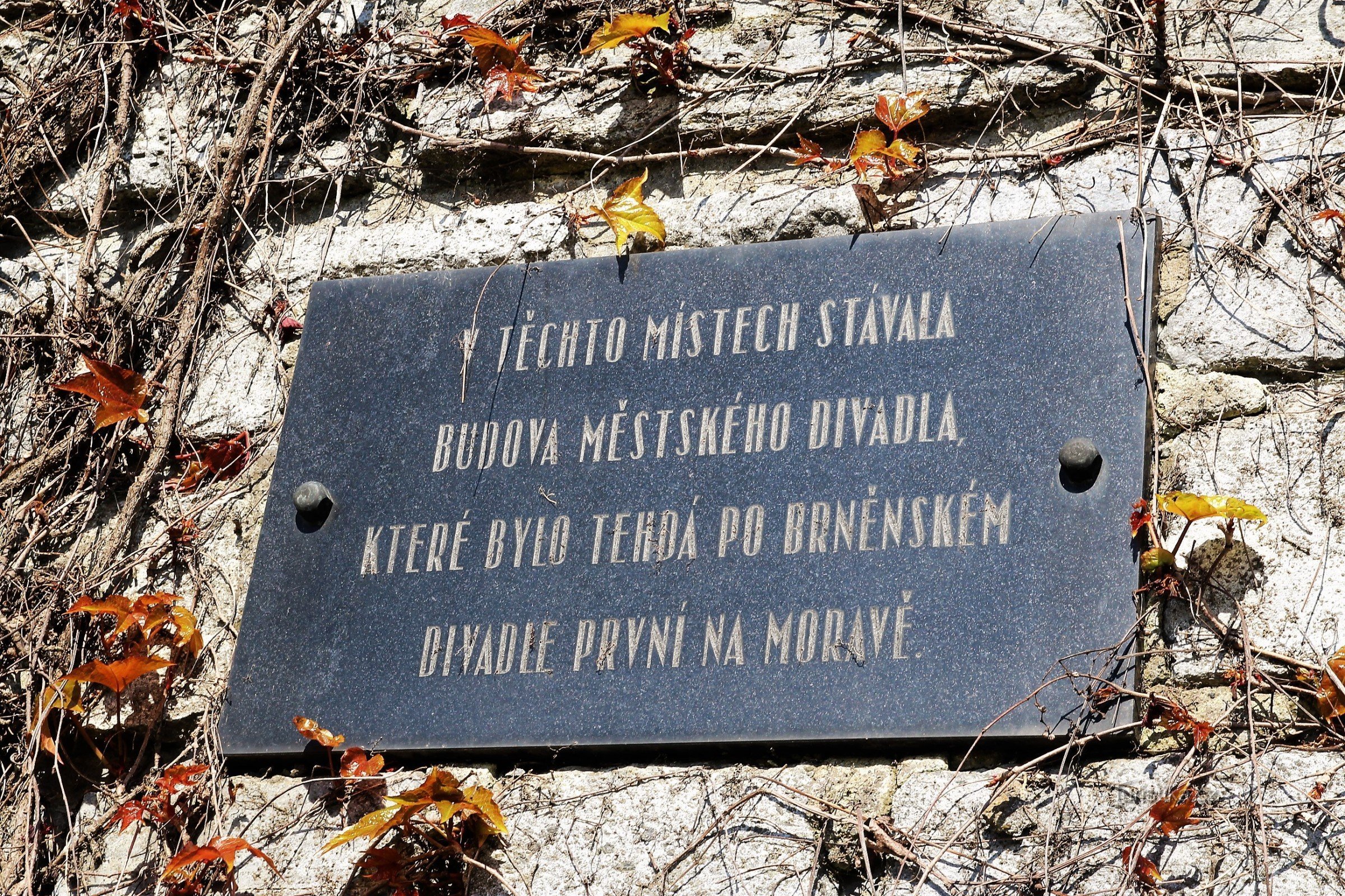 En minnestavla som en påminnelse om Olešní-teatern