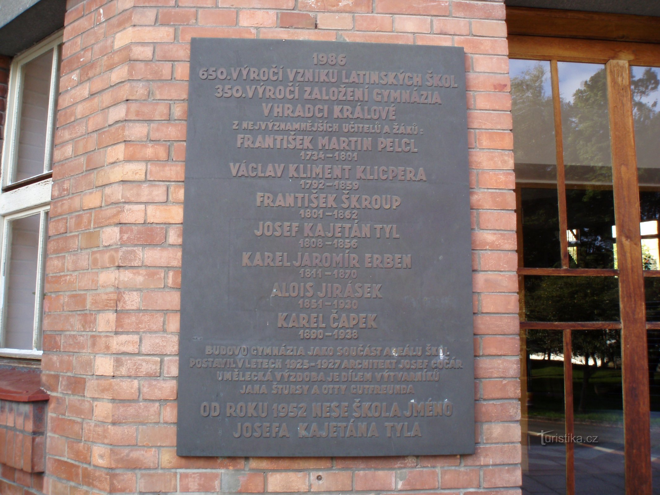 Памятная доска в честь основания гимназии JK Tyla (Градец Кралове, 12.9.2010)