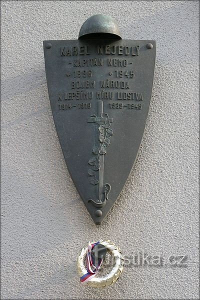 placa memorial de Karel Nejedlý