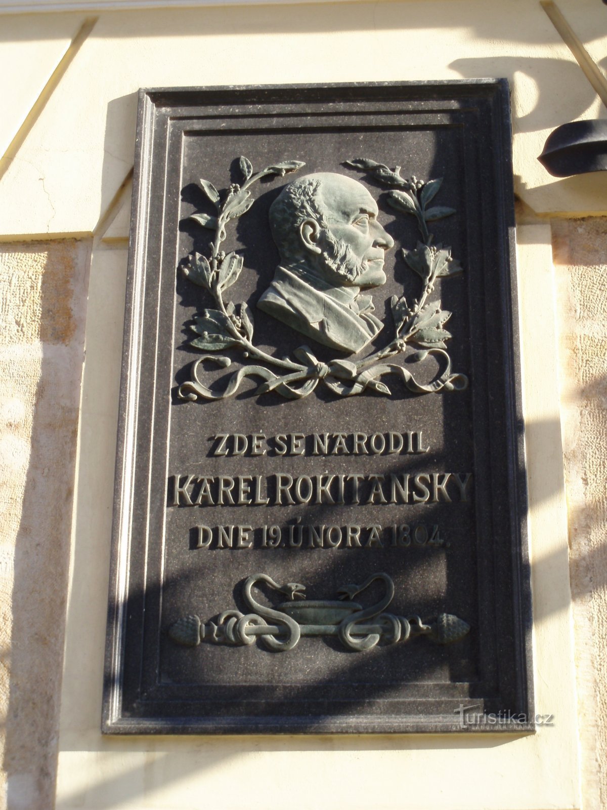 Plaque commémorative à Karel Rokitanský (Hradec Králové, 10.4.2010 avril XNUMX)