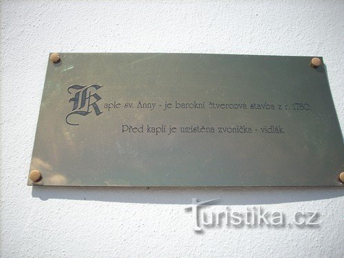 Placa conmemorativa a la capilla y espadaña