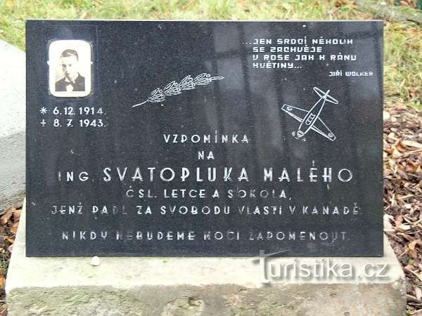 placa conmemorativa del escuadrón Svatopluk Malé