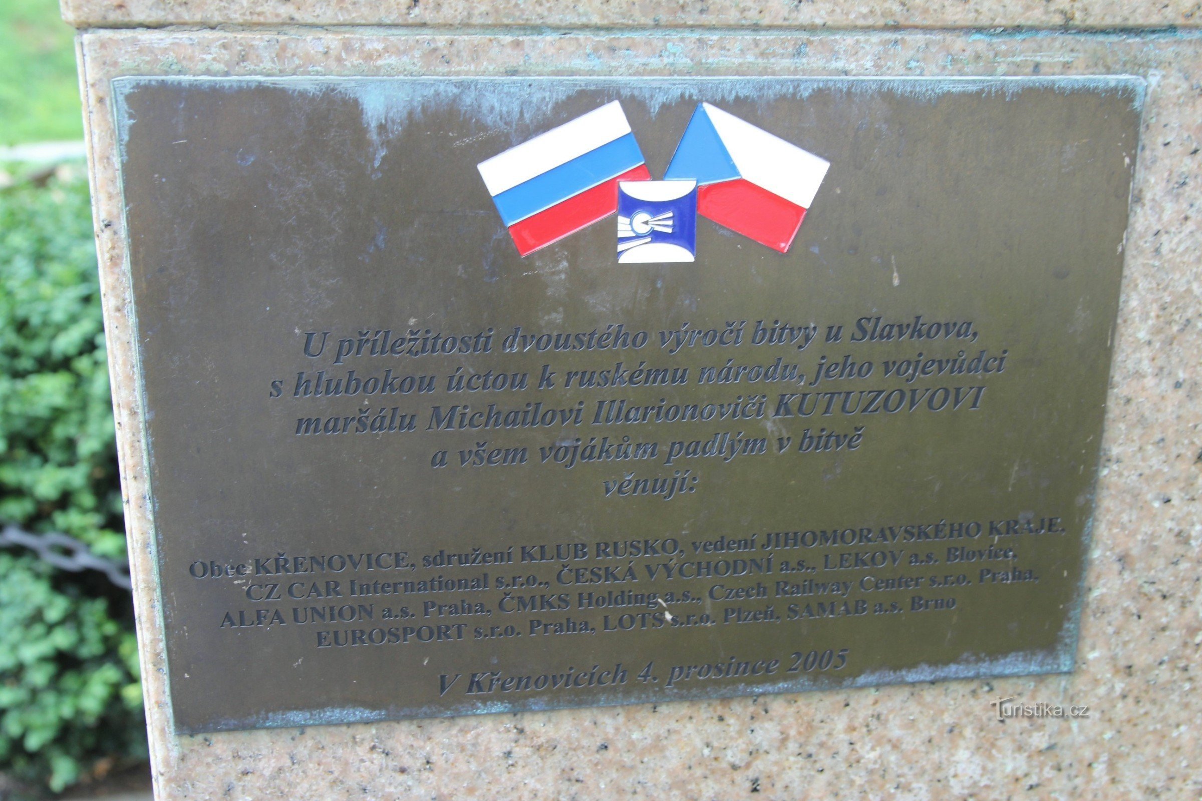 Minnesplakett på sidan av monumentet