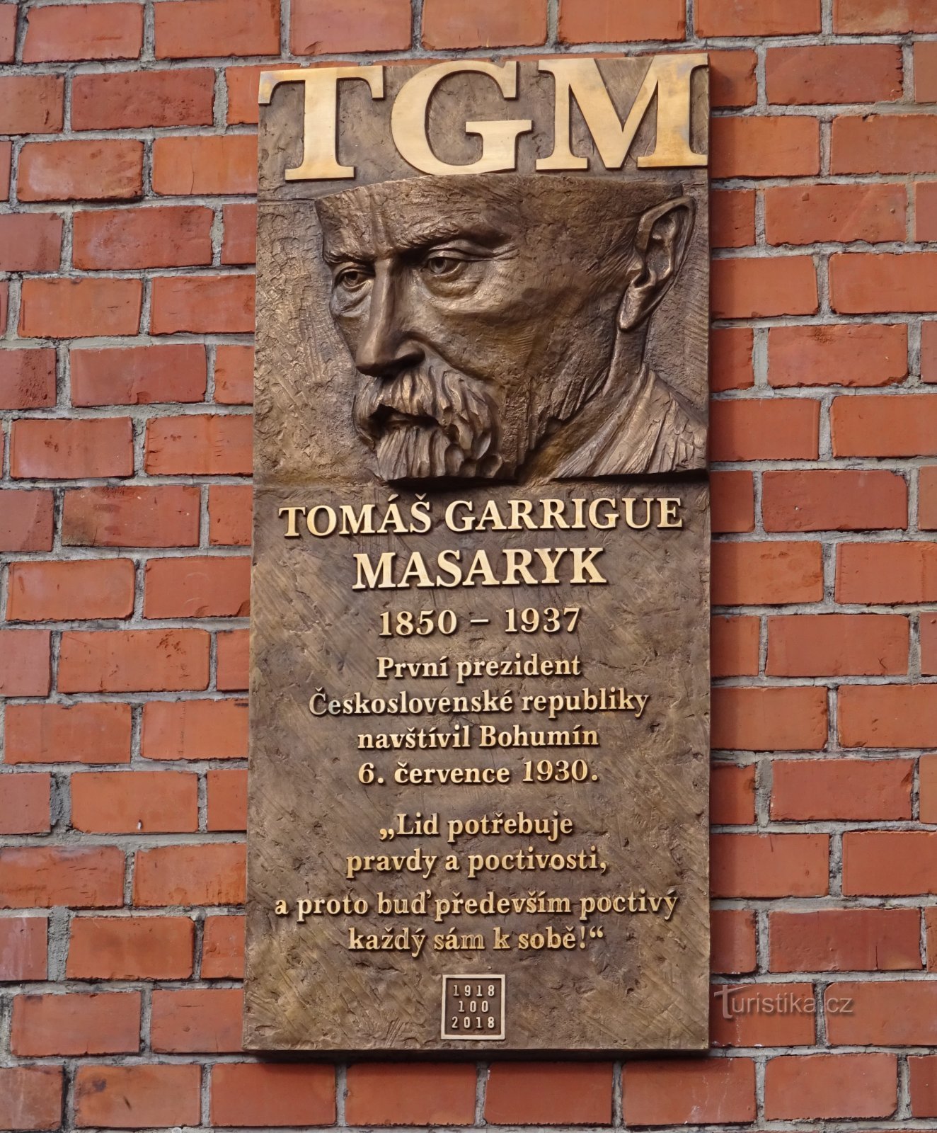 commemorative plaque on the building of the former town hall