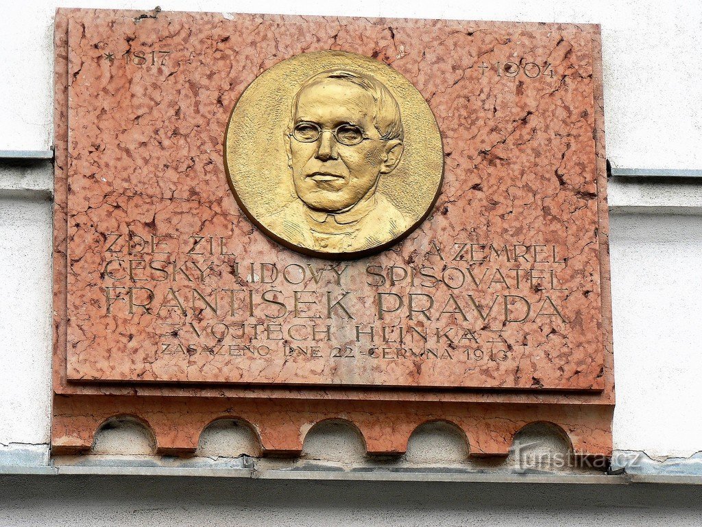 Gedenktafel am Gebäude in Hrádek