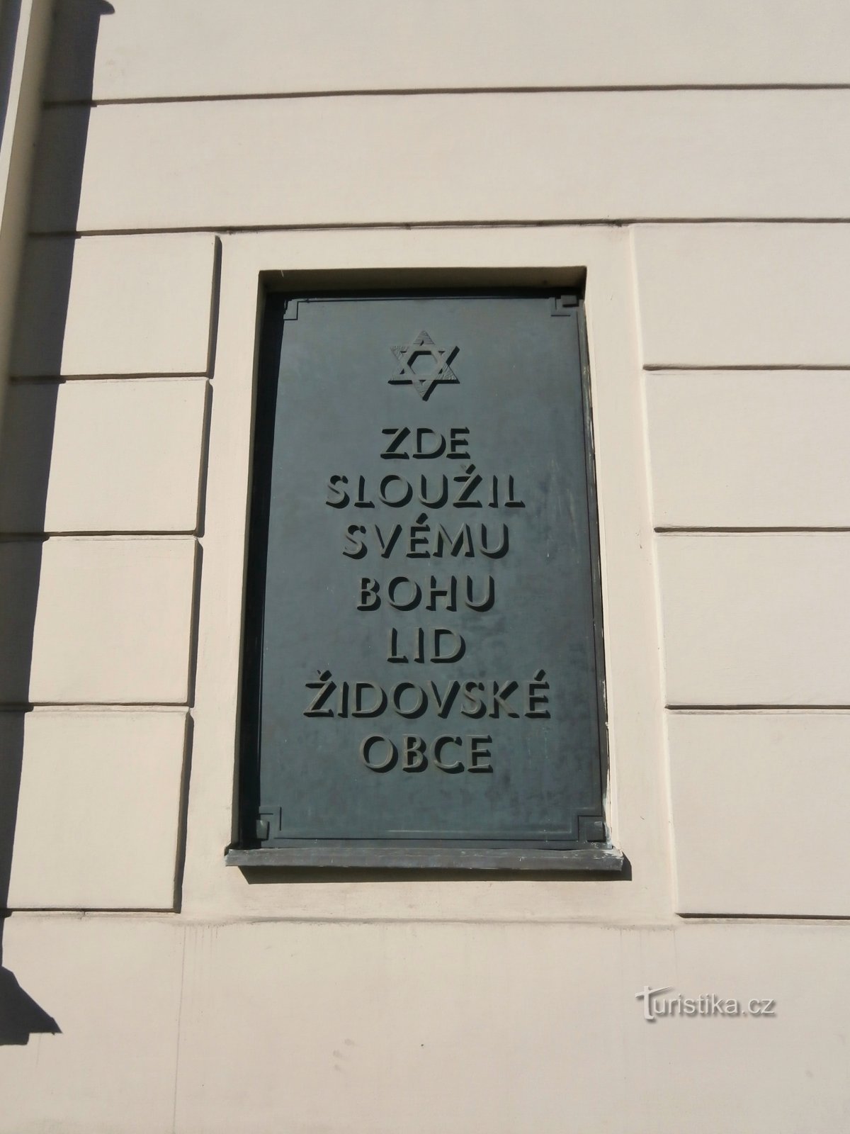 Gedenkplaat bij de voormalige synagoge (Hradec Králové)