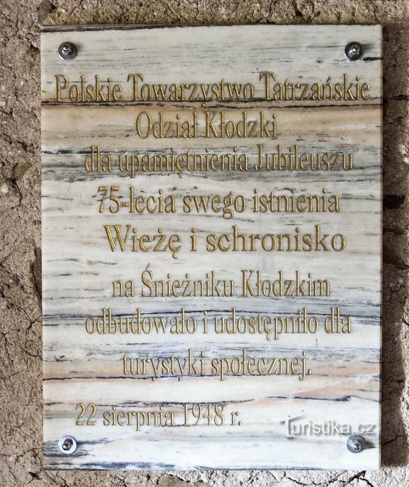 Placa conmemorativa de la antigua torre de vigilancia en Sněžník