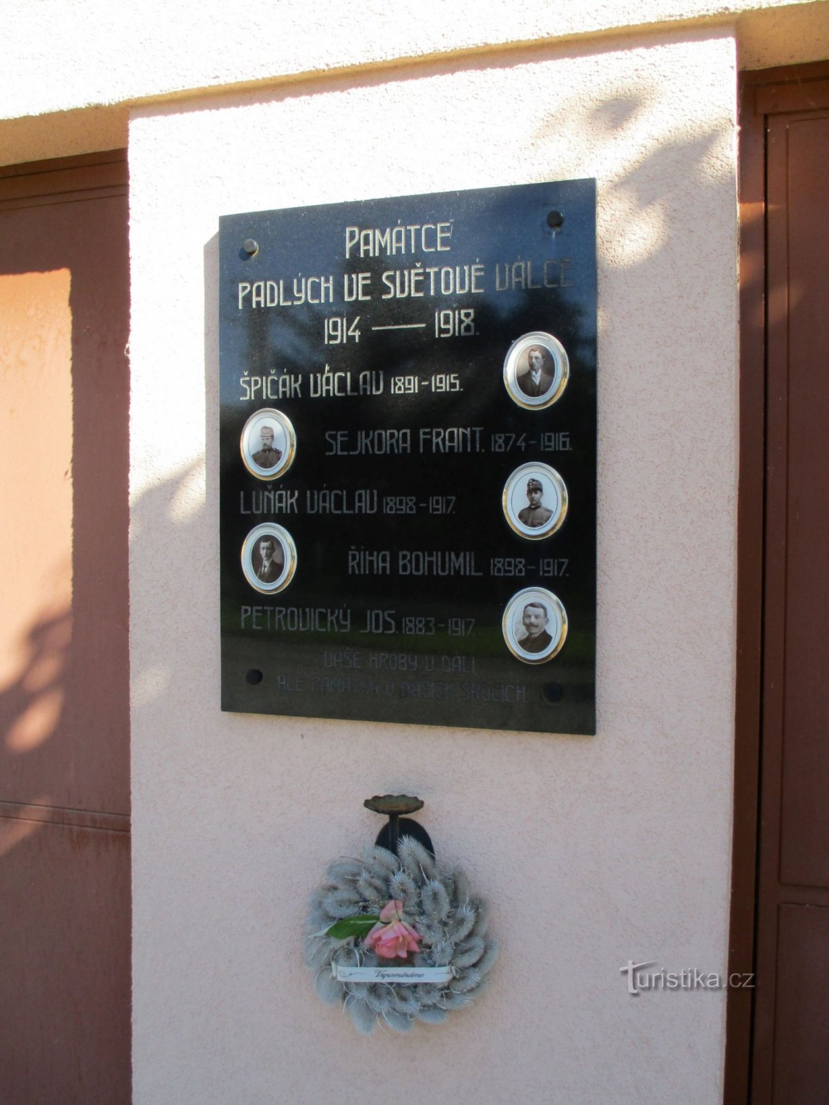 Memorial plaque on No. 95 (Mlékosrby, 5.7.2020/XNUMX/XNUMX)