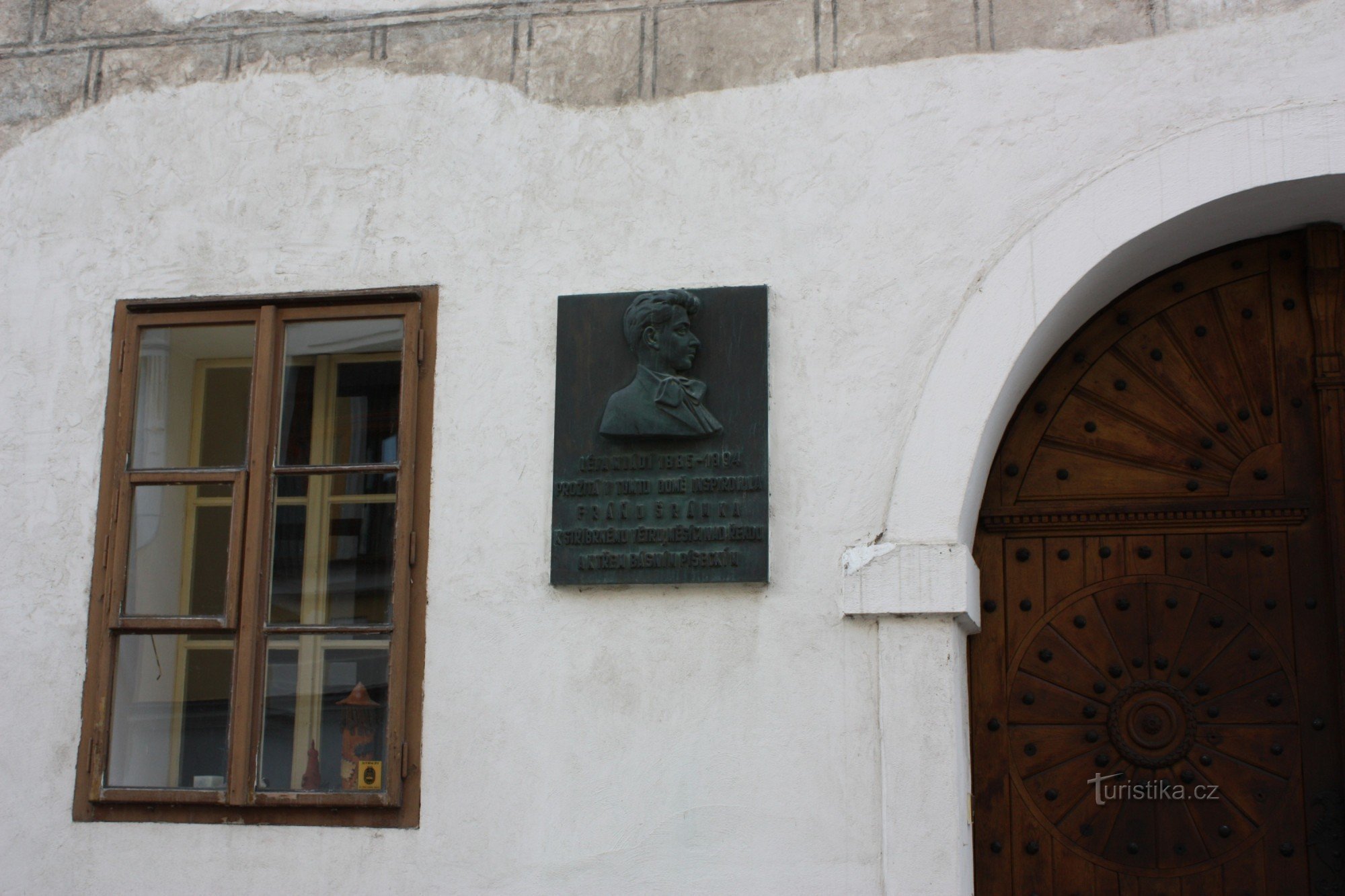 Spominska plošča na hiši, kjer je živel Fráňa Šrámek