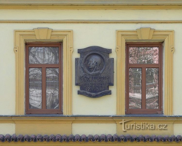 placa conmemorativa en la fachada de la casa