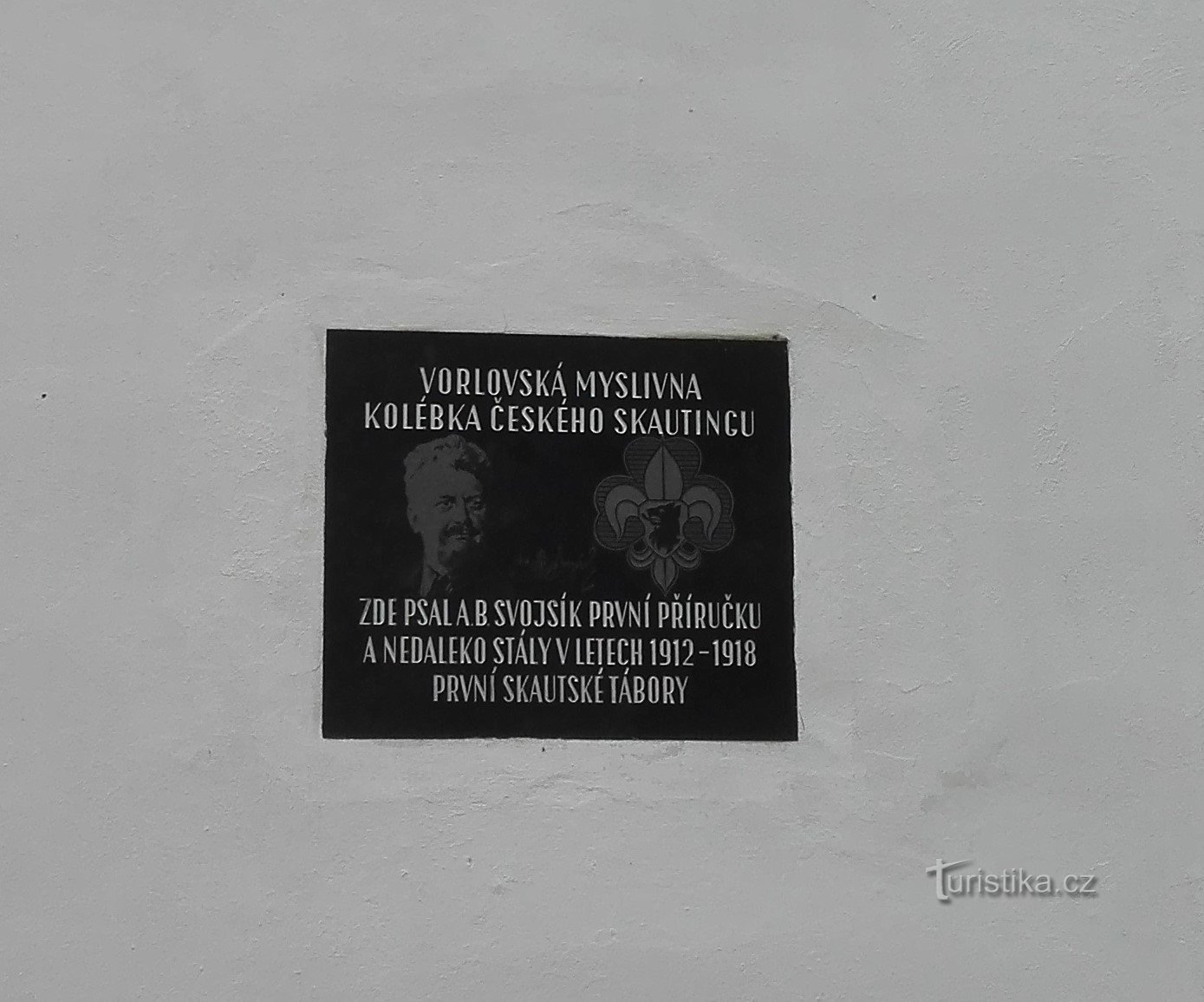 Placa comemorativa no parque de jogo.