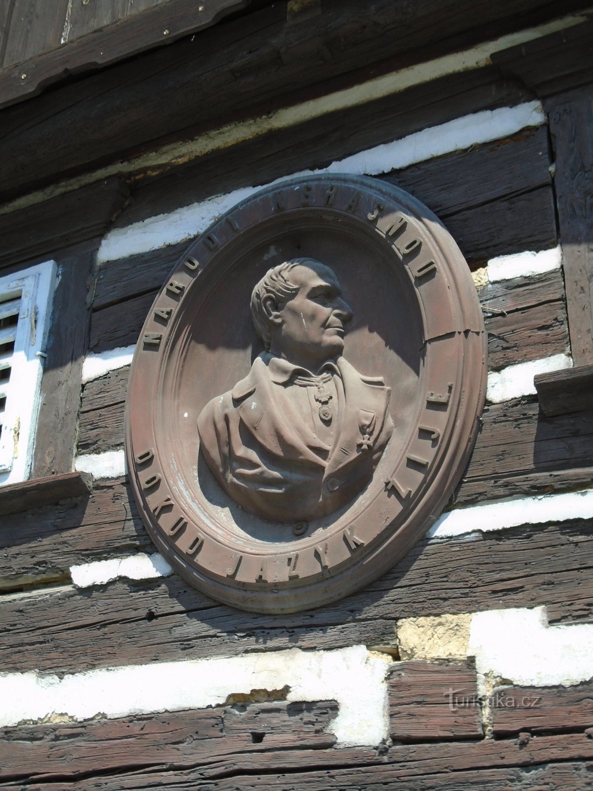 Placa conmemorativa en el lugar de nacimiento de Hank (Hořiněves)