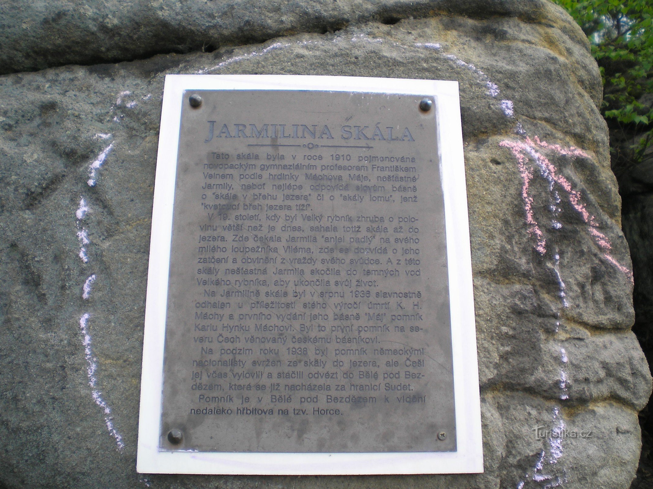 Placa conmemorativa en la roca de Jarmila