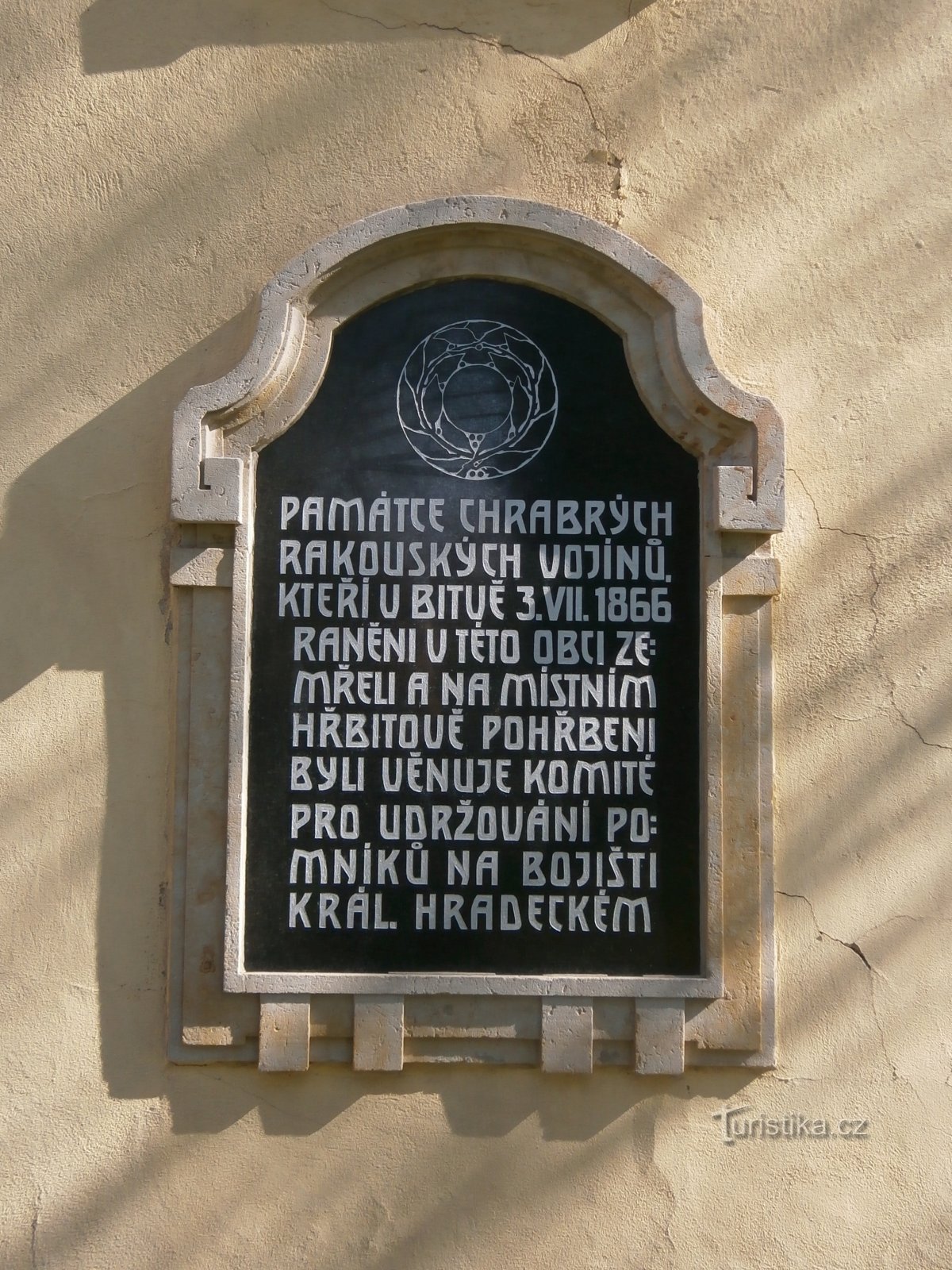 Plaque commémorative à l'église de la Nativité de la Vierge Marie (Lochenice)