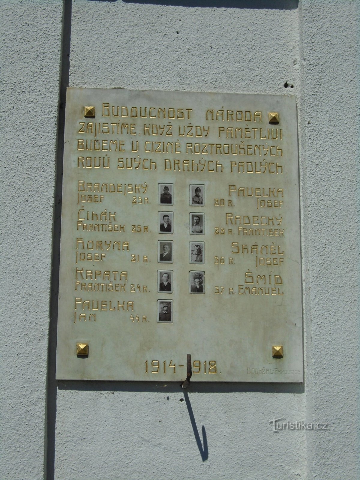 Gedenkplaat bij het gemeentehuis (Hrobice)