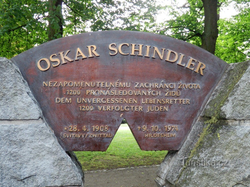 Gedenkplaat op het monument