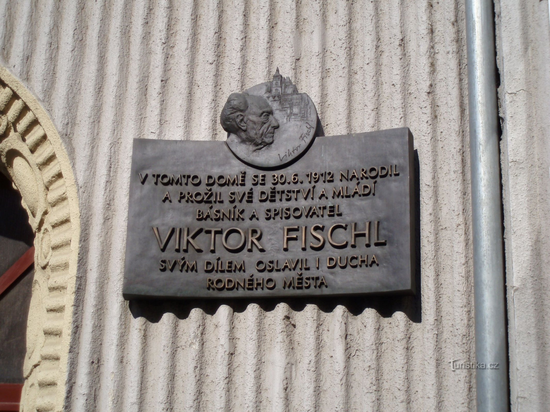 Gedenkplaat bij de geboorteplaats van Viktor Fischl (Hradec Králové, 20.4.2011 april XNUMX)