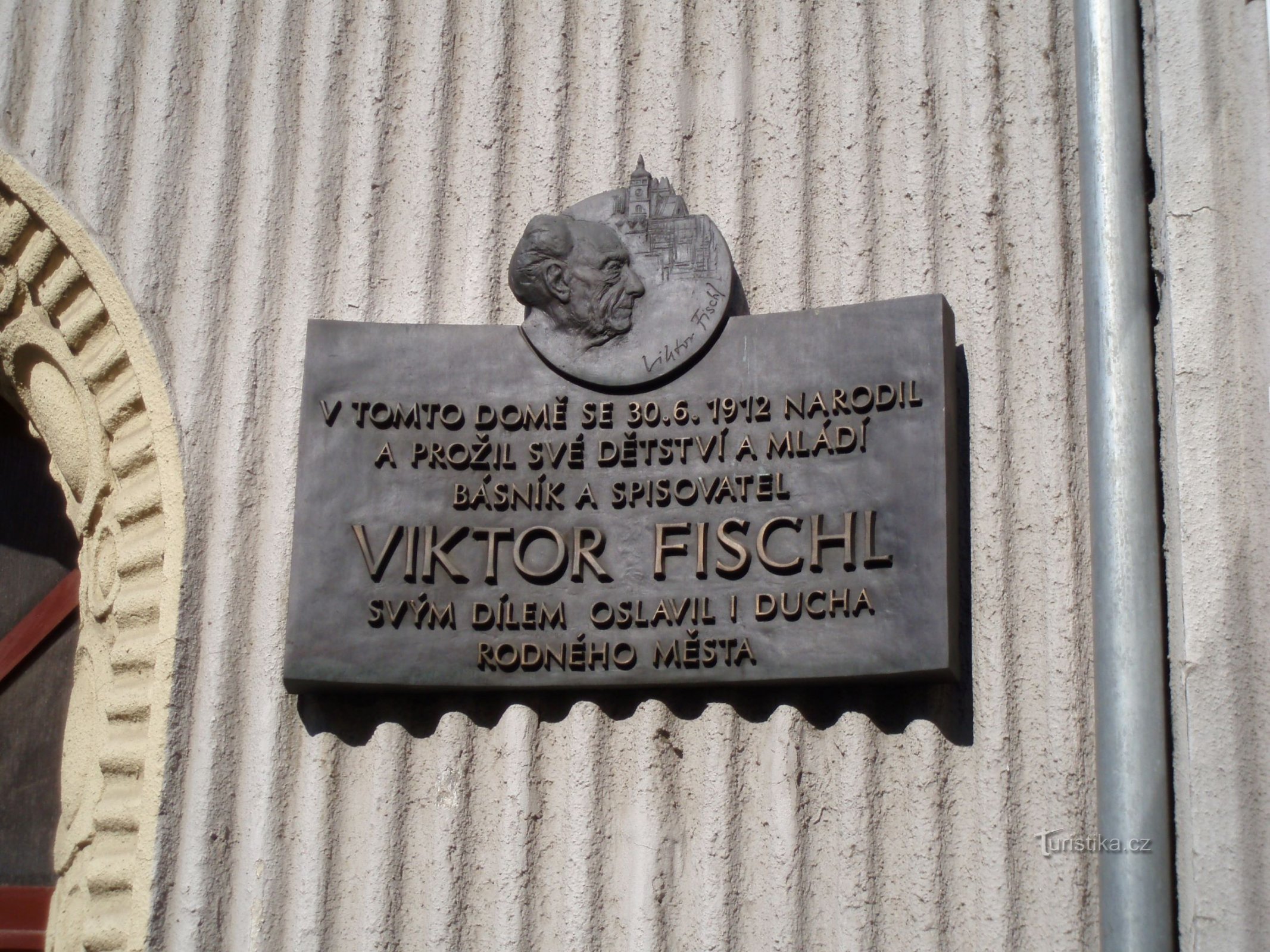 Tấm bảng tưởng niệm tại nơi sinh của Viktor Fischl (Hradec Králové, ngày 20.4.2011 tháng XNUMX năm XNUMX)