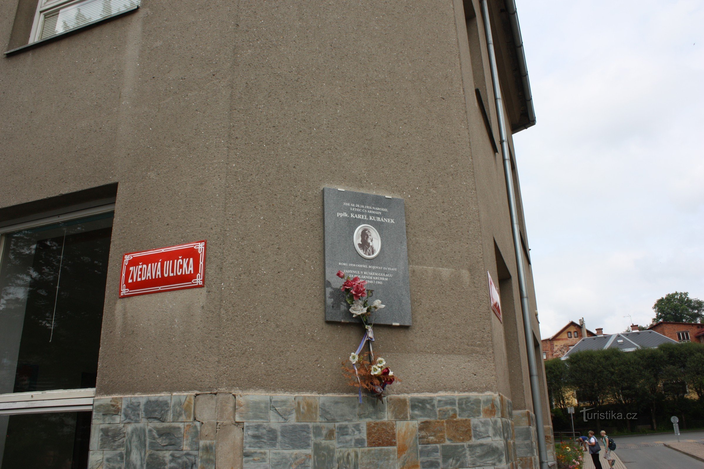Gedenkplaat op de hoek van Zvědavá ulička in Jilemnice