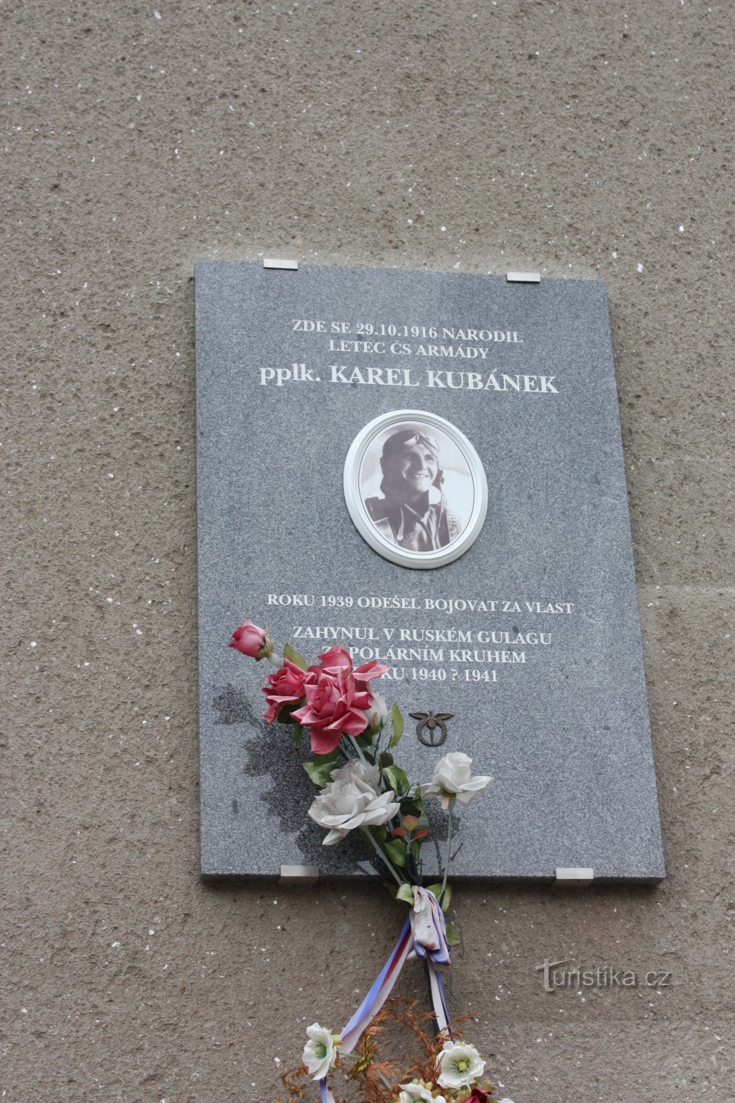 Gedenkplaat op de hoek van Zvědavá ulička in Jilemnice