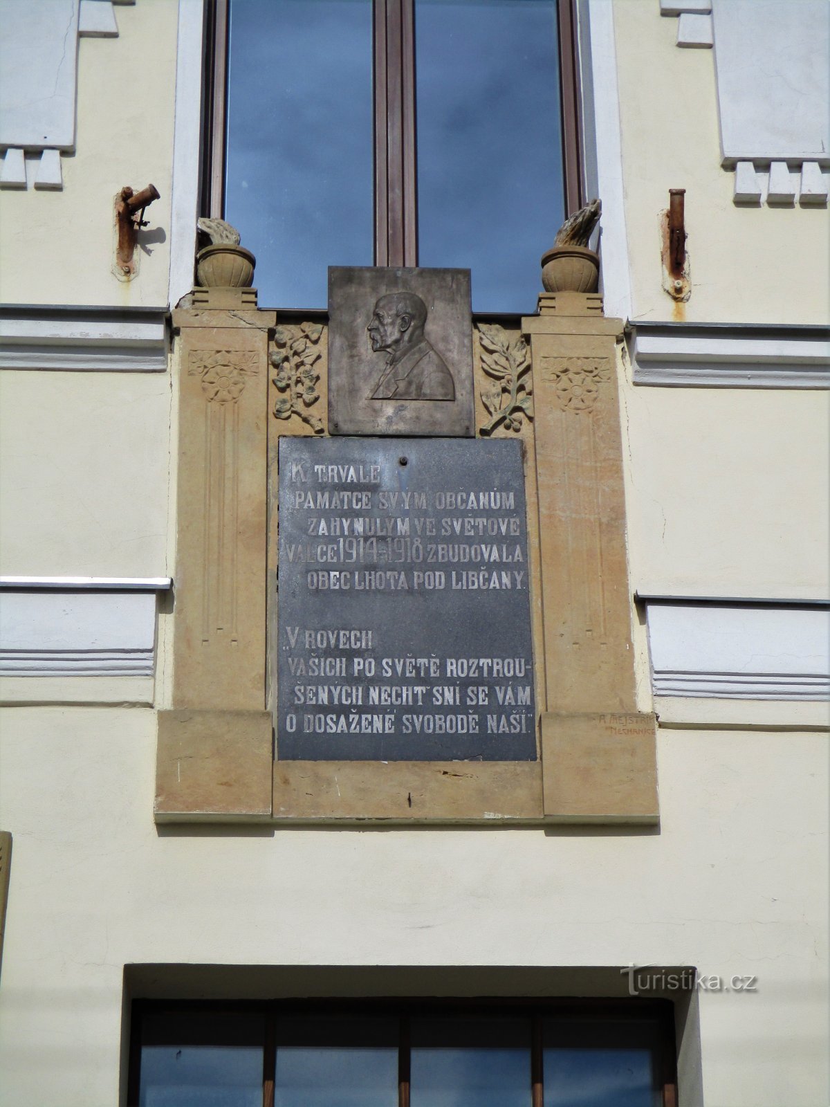 Targa commemorativa presso la scuola (Lhota pod Libčany)