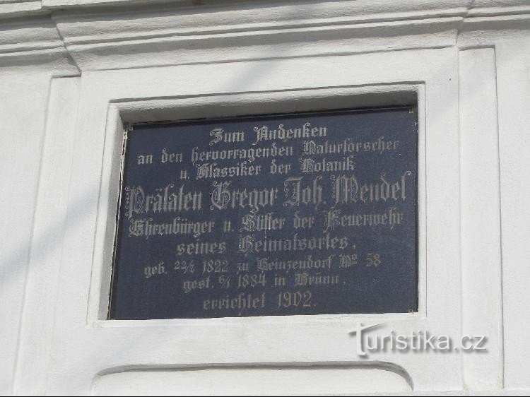 Targa commemorativa sull'edificio di fronte a rd JGMendel