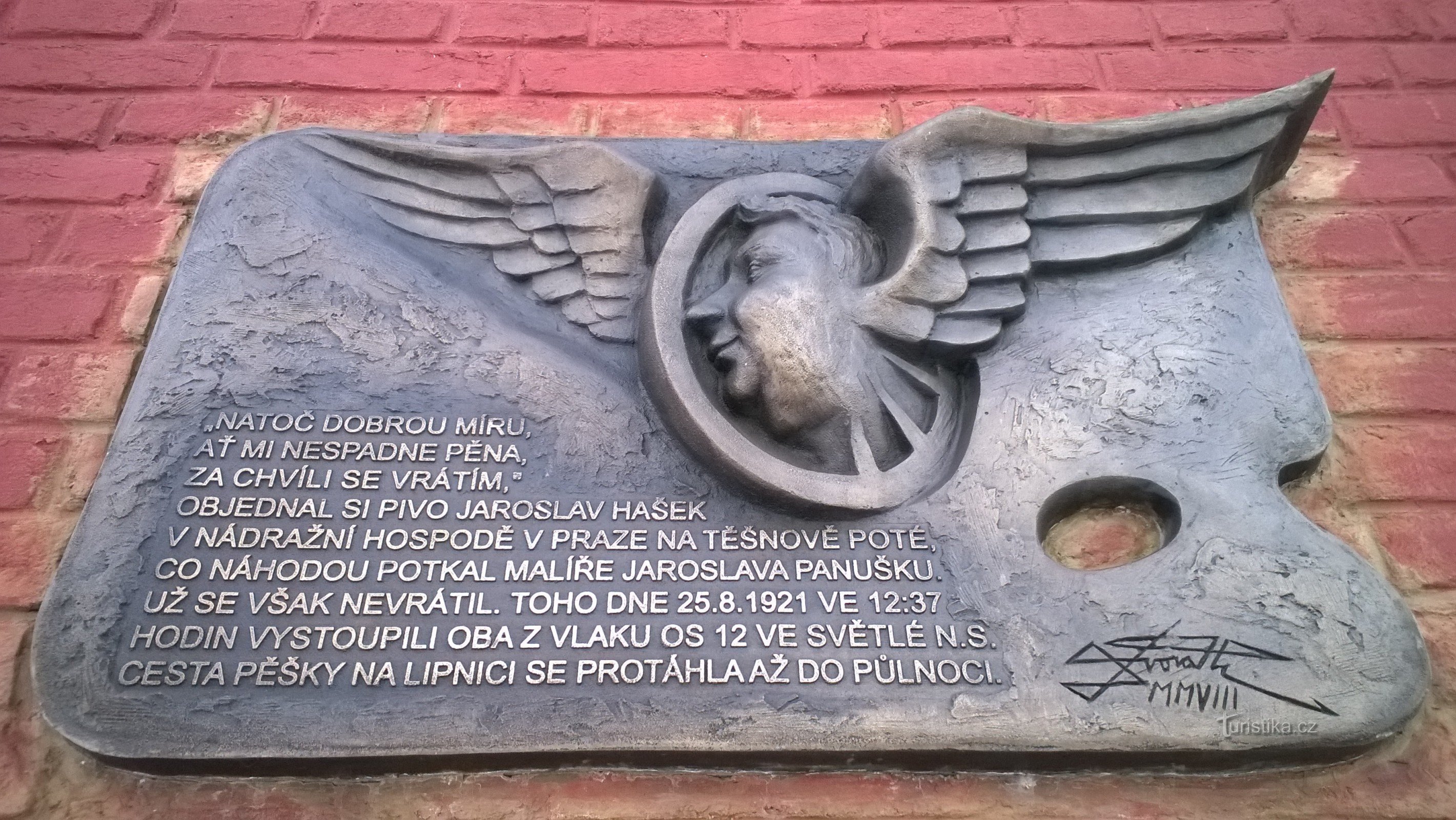 placa conmemorativa en la estación de tren de Svetel.