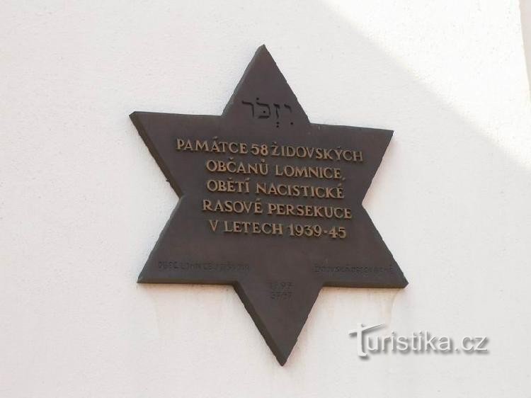 Placa comemorativa na sinagoga