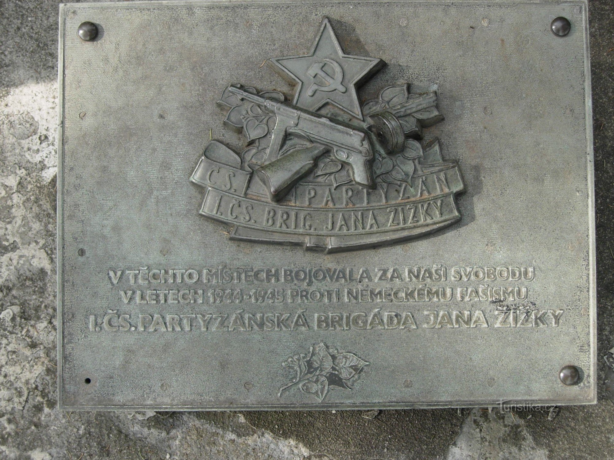 Placa conmemorativa en Troják