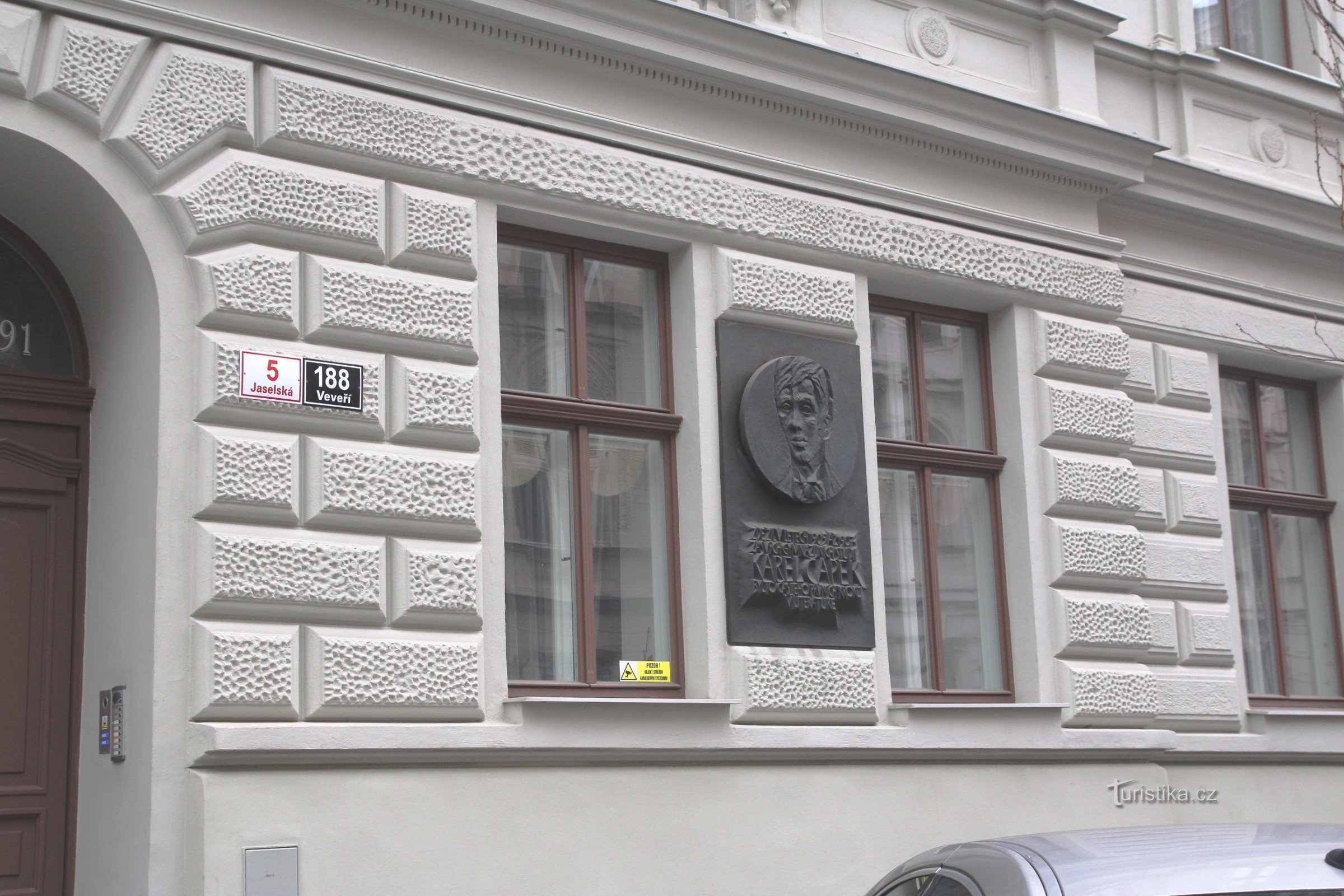 Placă memorială de pe strada Jaselská numărul 5