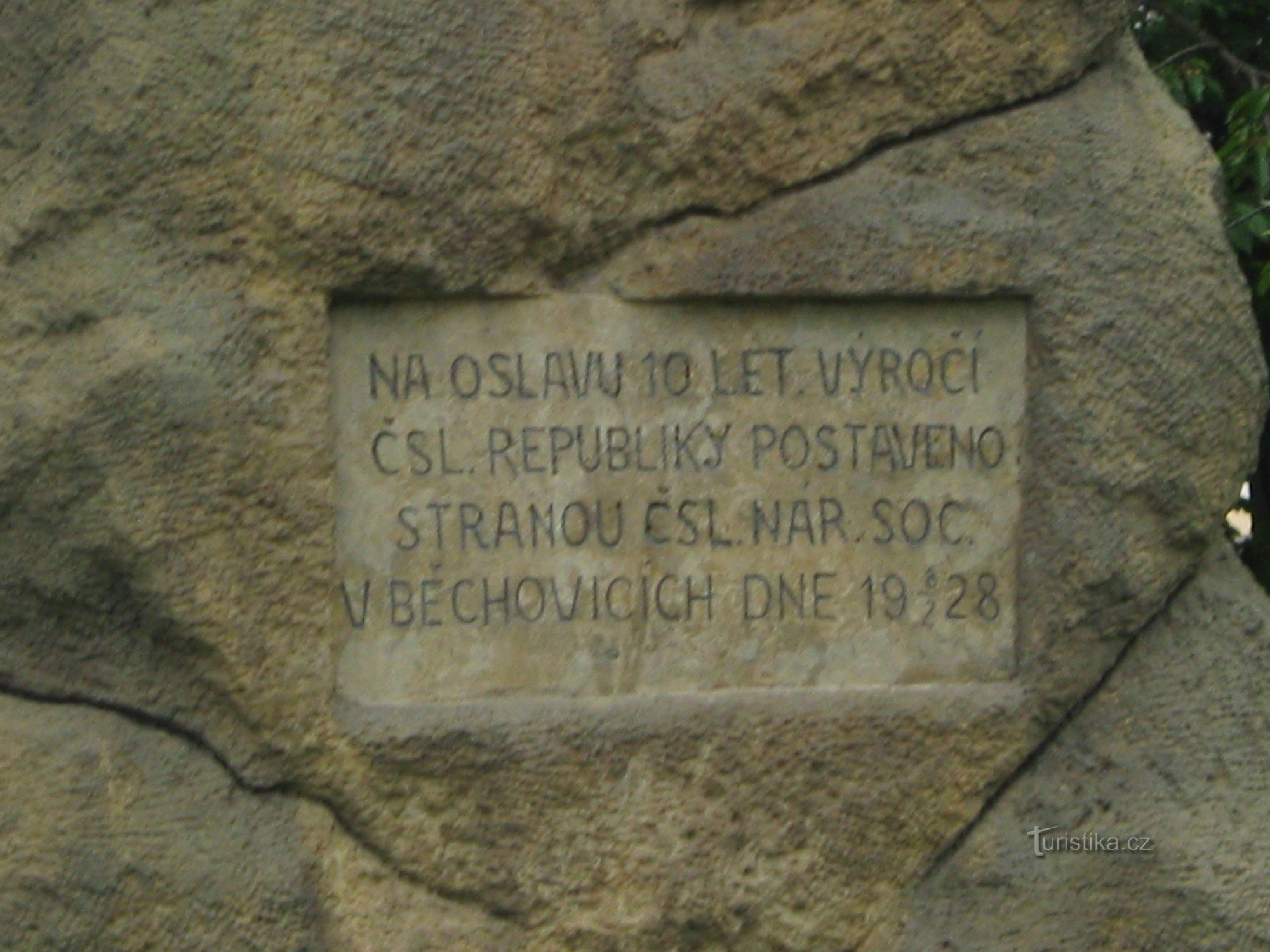 placa comemorativa na parte de trás do monumento Jan Hus