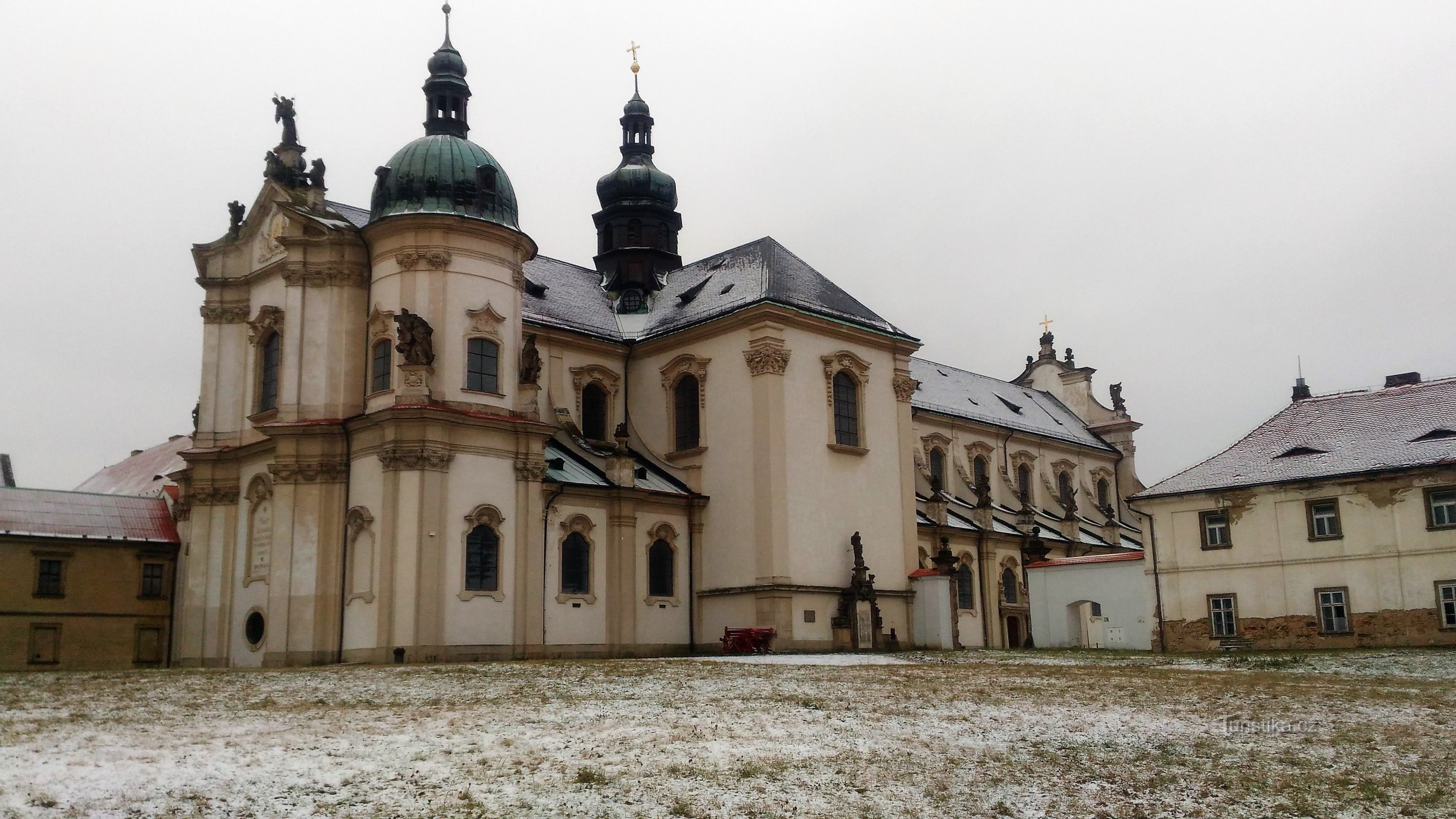 Mindeplade på væggen i det ossetiske kloster.