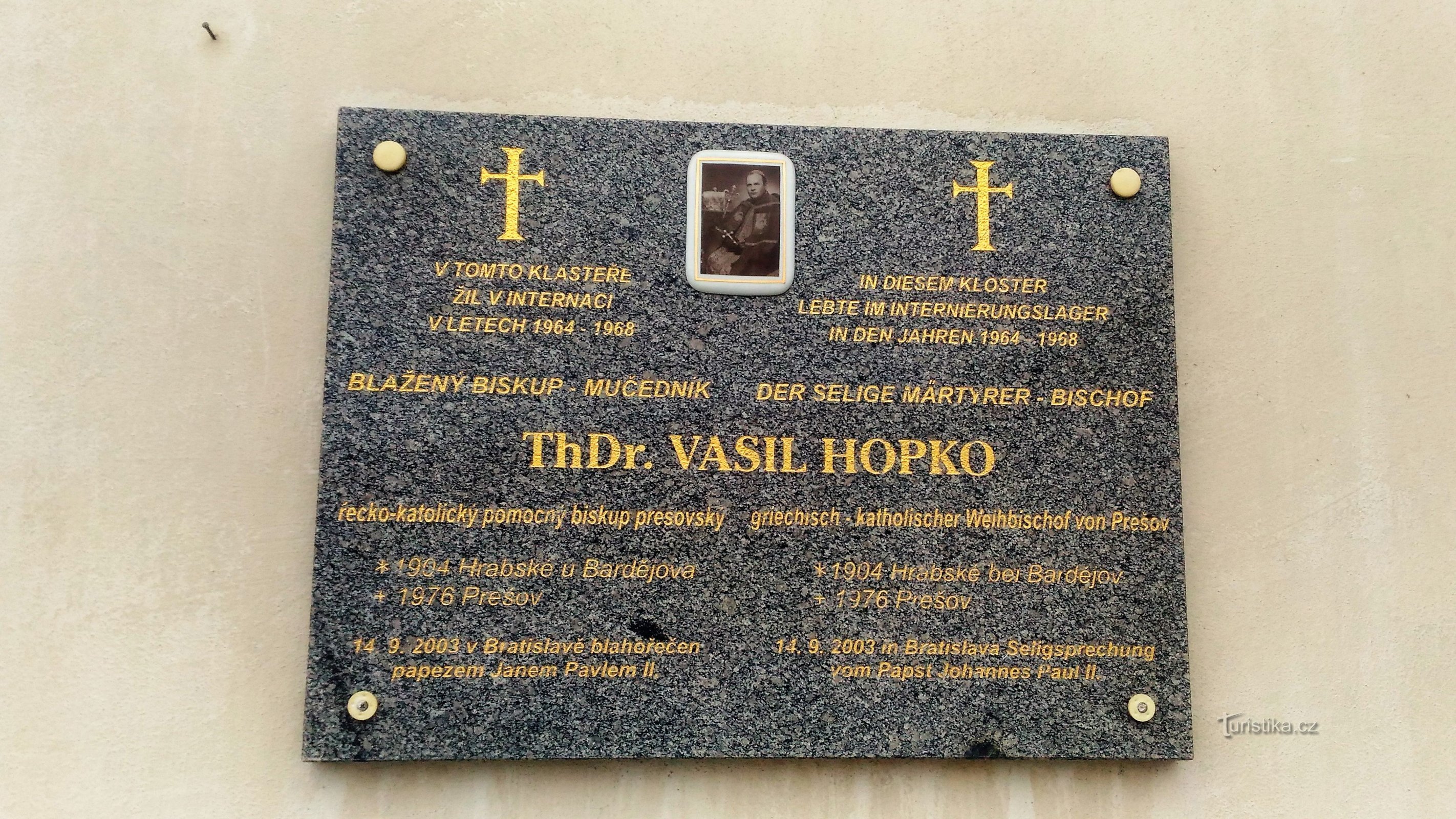 Gedenktafel an der Wand des Klosters in Ossetien.