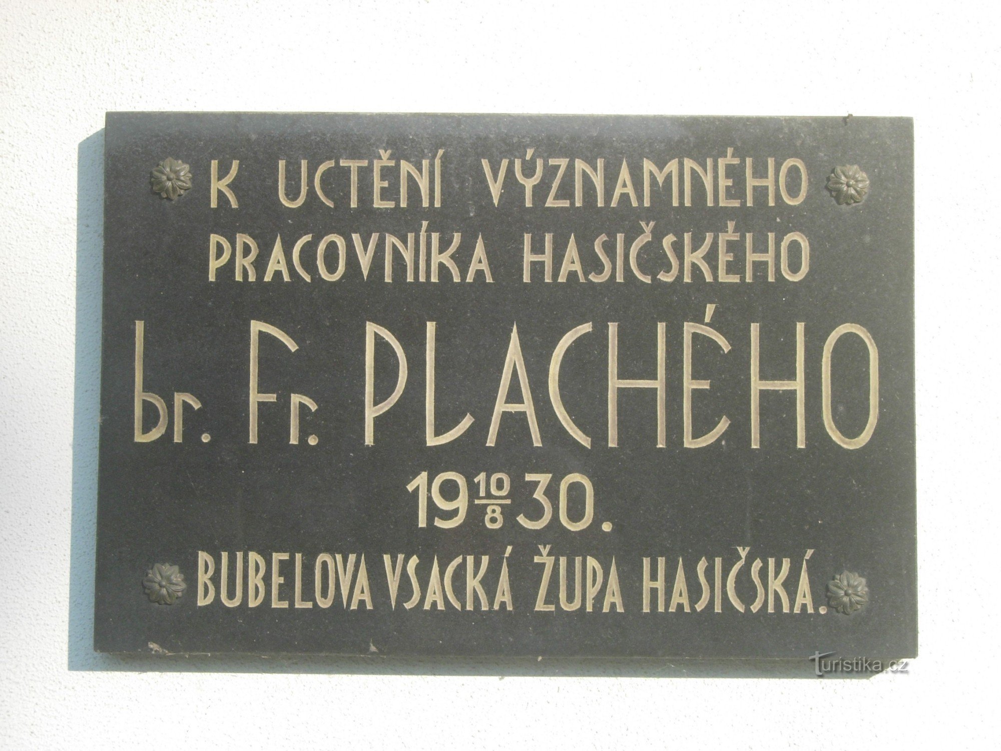 Placa conmemorativa en el campanario