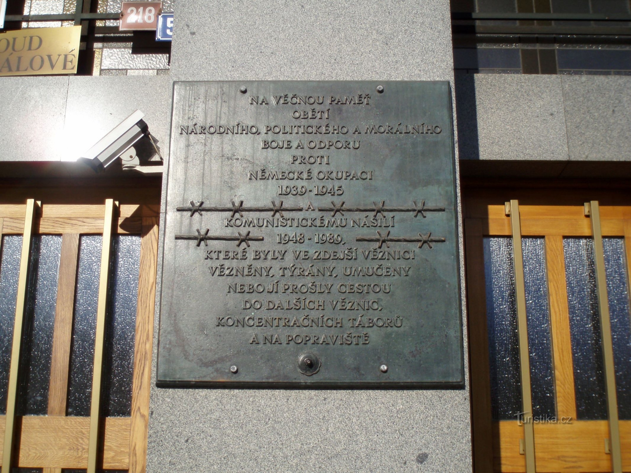 Memorial plaque to the victims of both totalitarian regimes (Hradec Králové, 8.7.2011 July XNUMX)