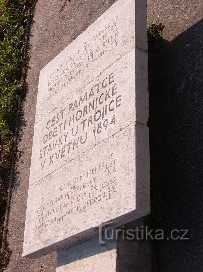 Placa conmemorativa a las víctimas de la huelga