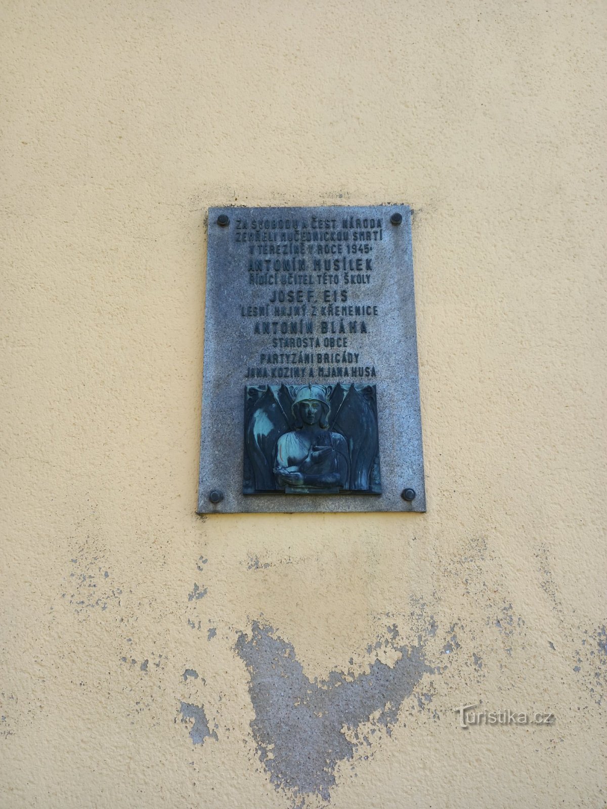 Placa conmemorativa a las víctimas de la guerra en Chloumek