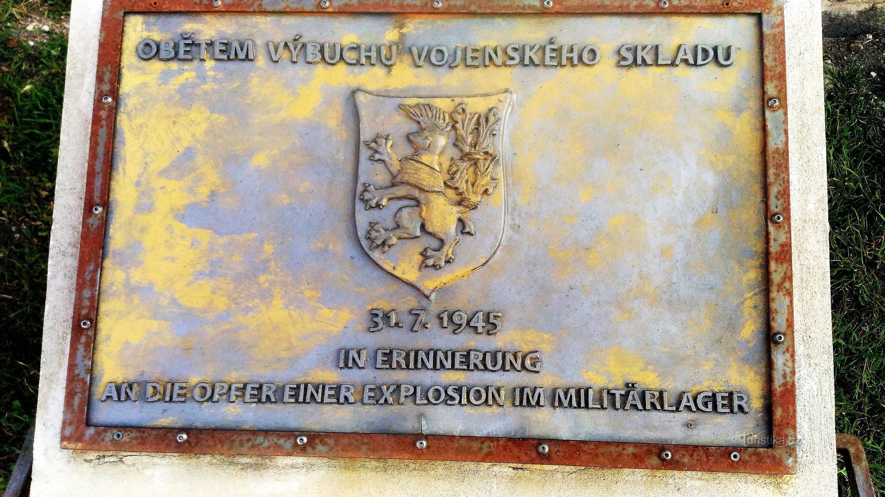 Targa commemorativa delle vittime dell'esplosione del deposito di munizioni di Ústí nad Labem.